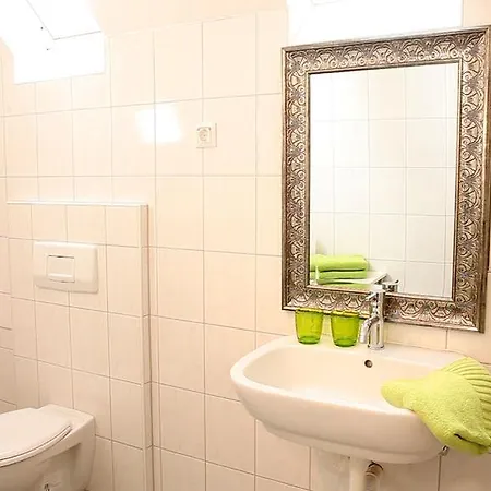 Art City-studio 5, Modern, Citynah, Voll Ausgestattet, Kostenfreie Parkplaetze, Sued-balkon, Ruhig, Herkulesblick *